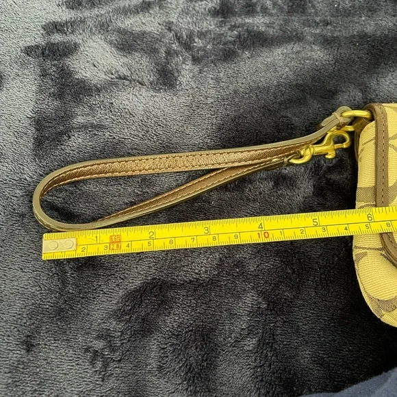 Coach wristlet - beige canvas, pink inside and brown leather detail - Picture 9 of 9